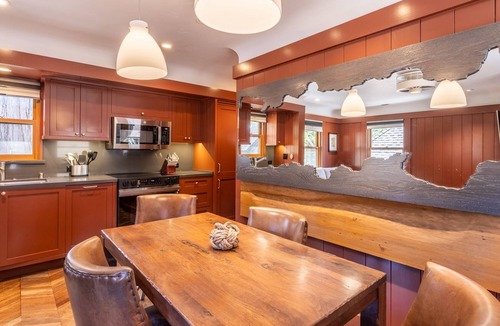 Homewood House | West Shore Cottage | Walk to Beach
