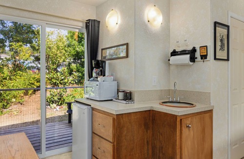 Wheeler Hotel | Wheeler on the Bay Lodge & Marina