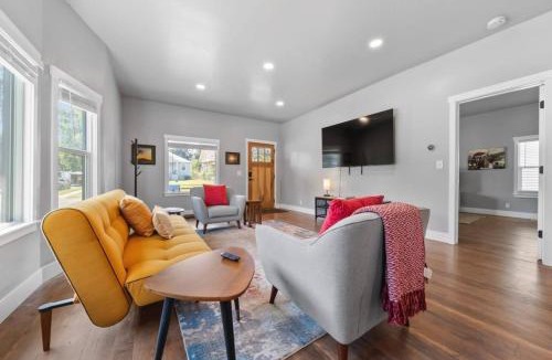 South Perry District House | Where the Cool Kids Stay Hot Tub Perry