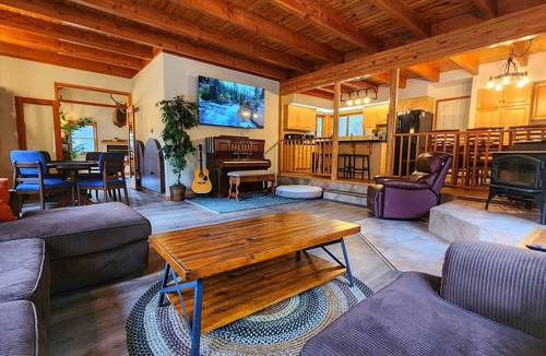 Portola Cabin | WhereGroupsGather:Sleeps10 HotTub FirePit GameYard