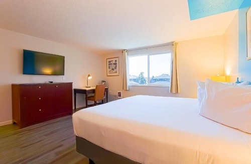 Seaside Hotel | Whimsical Room w/Beautiful Views Near Seaside’s Main Spots
