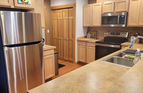 Winthrop Condo | Whispering Pines Condo-Close to Downtown Winthrop and Ski Trailhead!