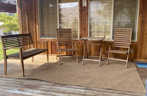 Winthrop Condo | Whispering Pines Condo-Close to Downtown Winthrop and Ski Trailhead!