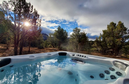 Orderville Cabin | White Cliffs Vista—Panoramic & Unobstructed Views, Hot Tub, Zion & Bryce