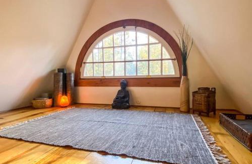 Idyllwild House | Wildland Zen Den Tiny House Retreat with Fireplace Grill AC Hammock Record Player Musical Instruments Pets OK