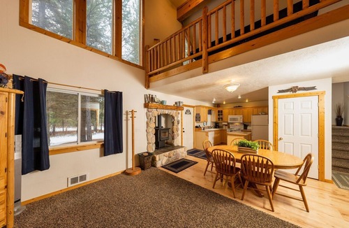 Wagon Wheel House | Wildwood Getaway - 5 min walk to boat ramp, Walk to Lake Cascade.
