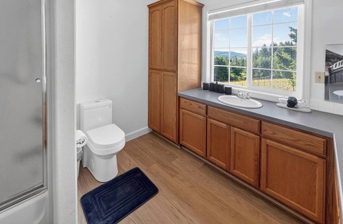 Alpine Other | Willamette Wine Country Vineyard Escape