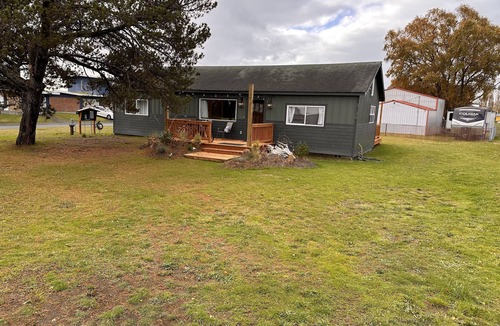 Tokeland House | WILLAPA HOUSE - Coastal Getaway Walk to Marina Crabbing