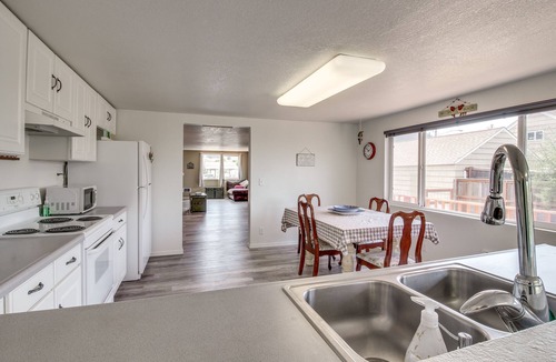 Winchester Bay House | Winchester Bay Vacation Rental Near Dunes & ATV!