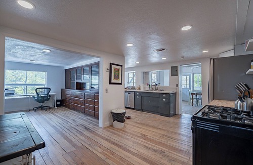 Southside House | Wise industrial update on fashionable "warehouse style" apartment" Shower Rocks