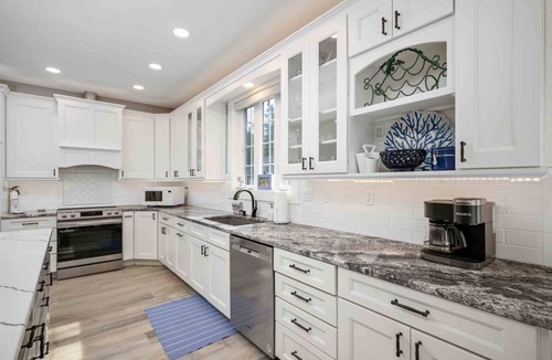 Rockaway Beach House | Wonderful Custom Escape, Huge Deck w/Hot Tub, BBQ, New Decor, Pet Friendly, 5 Blocks to Beach