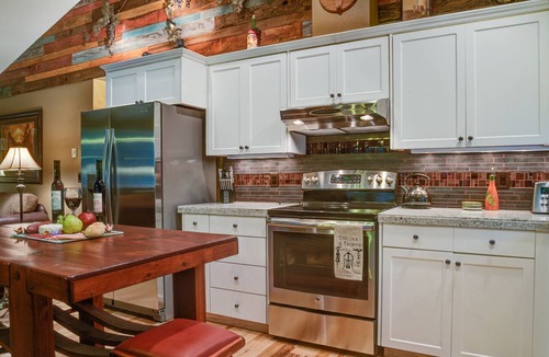 Rhododendron House | Wood Stove, Hot tub, Pool, A/C, Dog-friendly & Romantic Wine-Themed Cozy Luxury