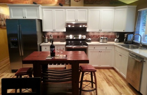 Rhododendron House | Wood Stove, Hot tub, Pool, A/C, Dog-friendly & Romantic Wine-Themed Cozy Luxury
