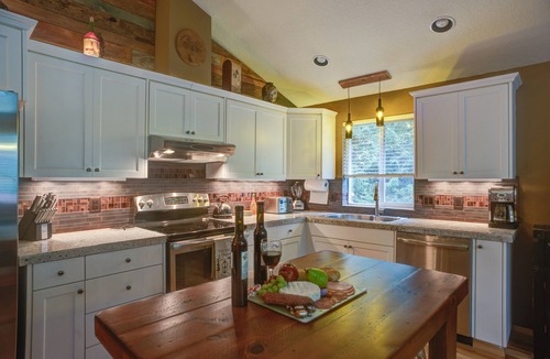 Rhododendron House | Wood Stove, Hot tub, Pool, A/C, Dog-friendly & Romantic Wine-Themed Cozy Luxury