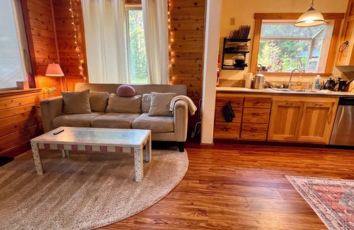 Ashland Cabin | Woodlake Retreats Cozy Cabin + decks and firepit