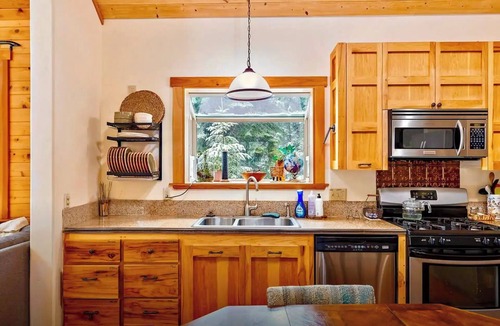 Ashland Cabin | Woodlake Retreats Cozy Cabin + decks and firepit