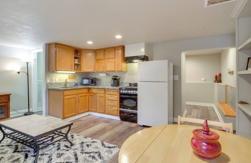 West Salem House | Work & Play! Apt 3 Mi to Dtwn & Salem Hospital