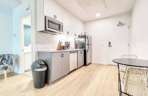 East Village Apartment | Work-Ready Downtown Apt | King Bed & Full Kitchen