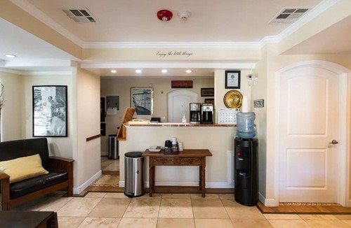 Ridgecrest Apartment | ★Work & Relax ~ Quiet Oasis, ♛Queen Bed, Pool, Pkg