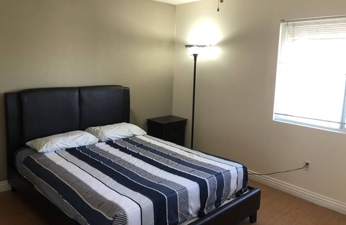Chinatown Condo | Y cozy two bedroom 2 bathroom close strip