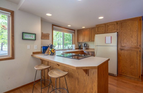 Deer Park House | YANK01 - Cozy Home, Gas Fireplace, Dog Friendly