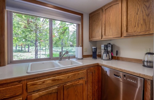 Deer Park House | YANK01 - Cozy Home, Gas Fireplace, Dog Friendly