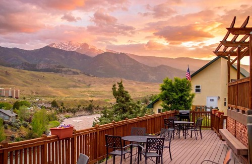 Gardiner Hotel | Yellowstone Riverside Cottages