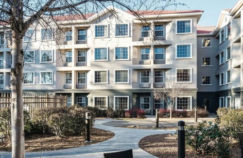 Woodlands Village House | You Found it! 2 Pet-Friendly Units, Free Breakfast, Free Parking