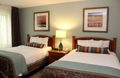 Vancouver Hotel | Your Home Away From Home! 3 Comfortable Units, Free Breakfast, Outdoor Pool!