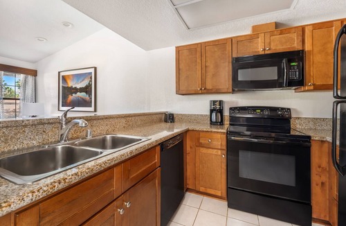 San Diego Country Estates Hotel | Your Relaxing Getaway Awaits! Pool, Free Parking!