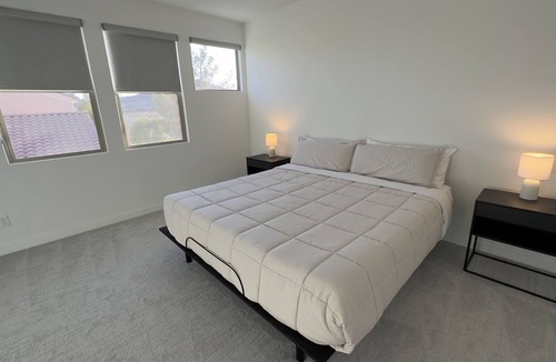 Bard House | Zen Oasis w/ fire pit 🔥 and movie theater 🎥 - 15 min from strip!