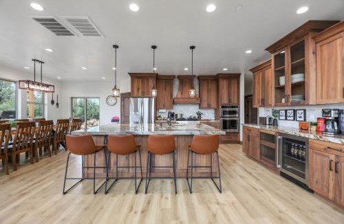 Zion National Park East Entrance Villa | Zion Breeze - New! 6 King Suites, 8 bdrm, Hot Tub, EV, E-Scooters
