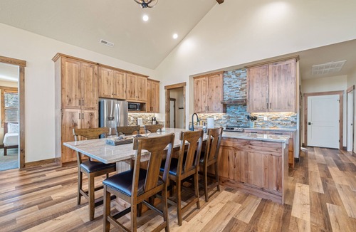 Zion National Park East Entrance House | Zion Cabin Retreat - Luxury with Nature Trails in Uncrowded East Zion. 3 kings