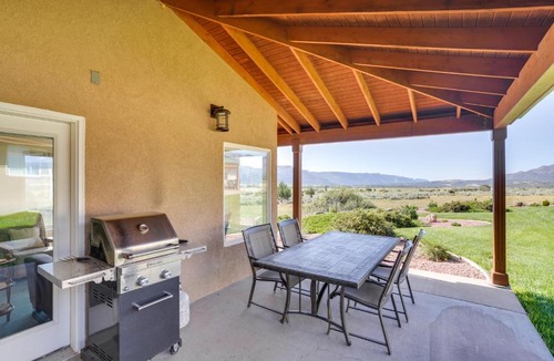 New Harmony House | Zion Mountain Guest House w/Canyon Vistas!