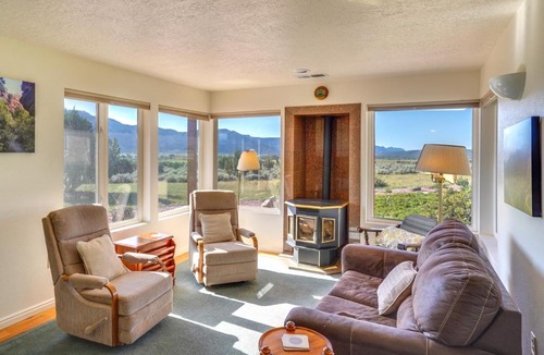 New Harmony House | Zion Mountain Guest House w/Canyon Vistas!