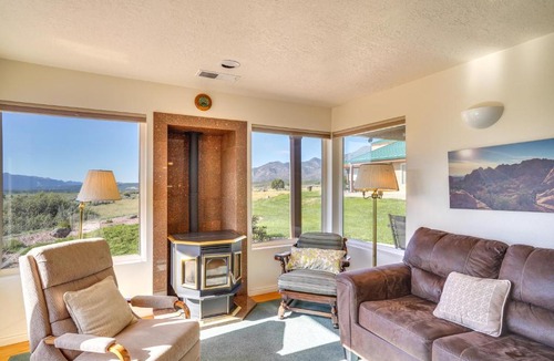 New Harmony House | Zion Mountain Guest House w/Canyon Vistas!