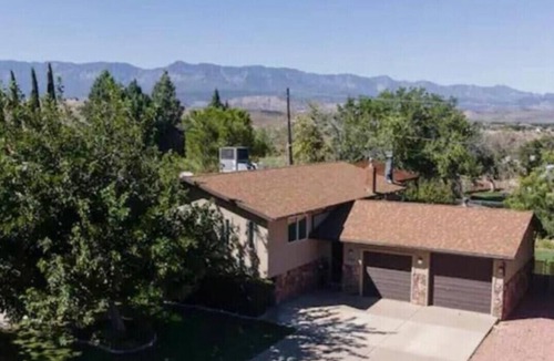La Verkin House | Zion Retreat-Private Pool, Sleeps 14