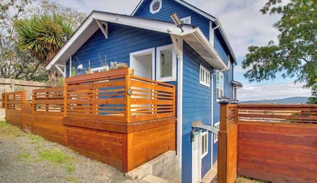 1 Mi to Dtwn Coos Bay: Sleek Apt w/Deck & Views!