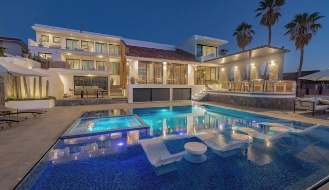 10 Bdrm/22 guests Oceanfront Villa with pano views