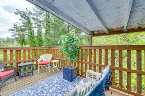 10 Mi to South Beach & Newport: Home w/Deck!