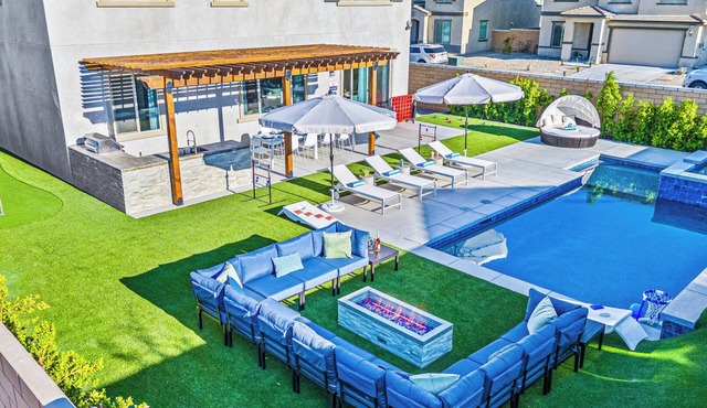 15 Bed, Glow Gameroom, Putting green, Pool & BBQ