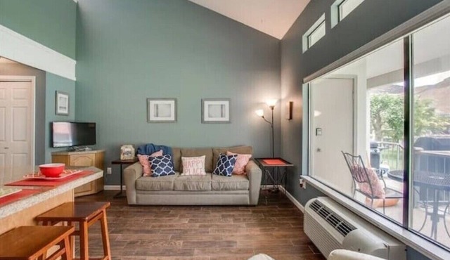 #154 Kater's Kabin 3-Condo near large pool & Gorge shuttle-book separately