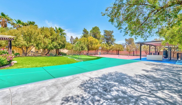 19 BEDS, 10BR, 14 Bath, 3/4 acre, Basketball, Pickleball, Golf, Pool & Jacuzzi