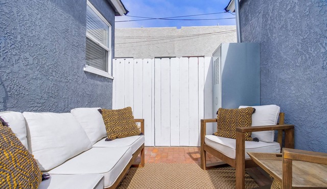 1Bdrm Dog Friendly Beach Cottage + dog washing station & A/C 1 block from beach!