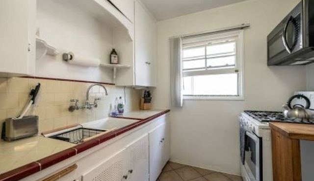 2 block walk to the Ocean - Fabulously Furnished - Gorgeous 2 Bdr Private Apt