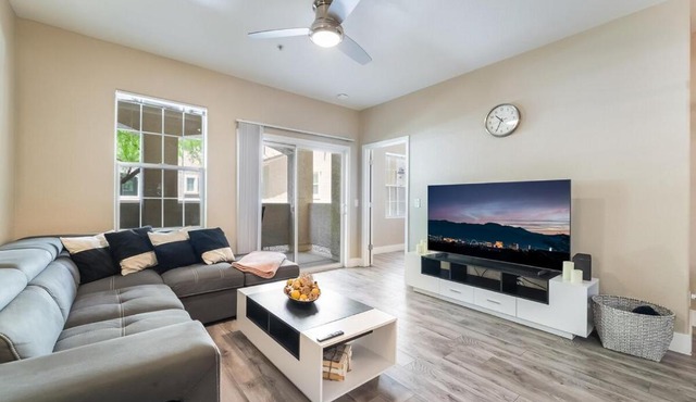 2 BR Vegas Oasis Pool Parking Near Strip