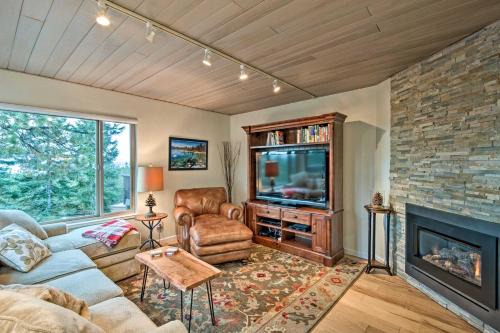 2 Mi to Heavenly Mountain: Tahoe Retreat w/Views