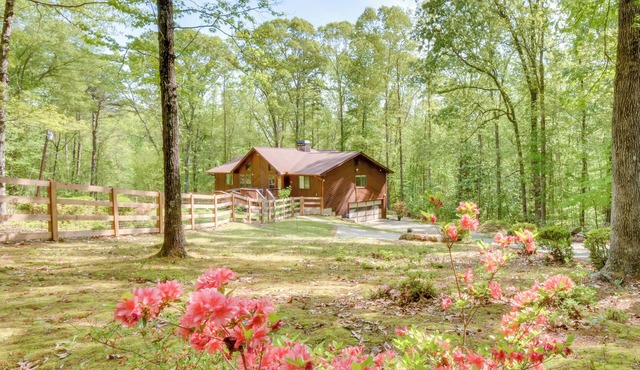 2 Mi to Toccoa Falls: Cozy Getaway w/Yard!