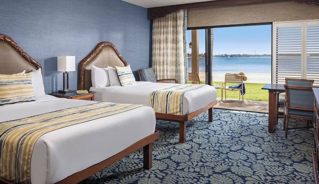 2 Units Catamaran Bayfront Suite with 2 Queens | Steps to the Shore