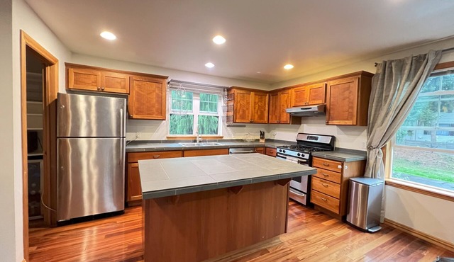 2b1.5b Bright Greenwood Townhome 5 minute Walk to Bars Restaurants